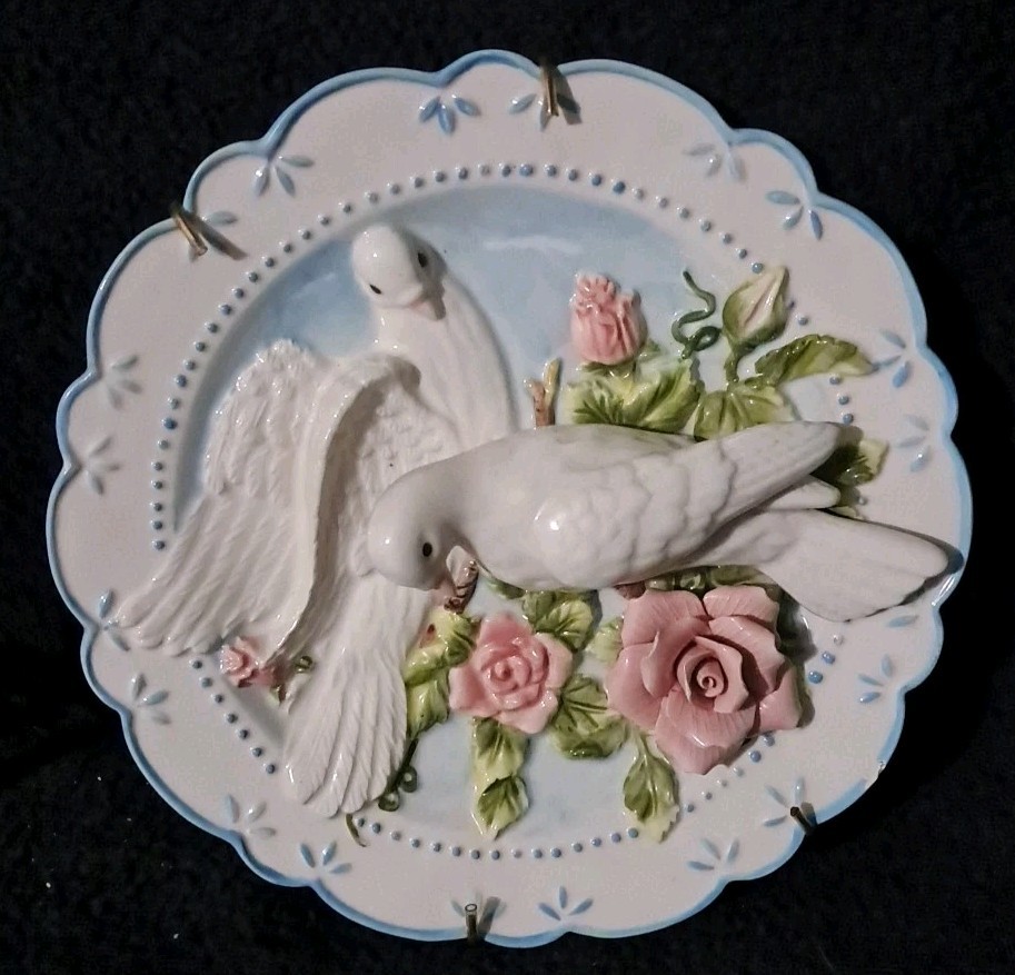 EXQUISITE  DECORATIVE 3DM SCULPTURED DOVES/LOVE BIRDS WALL PLATE 8\