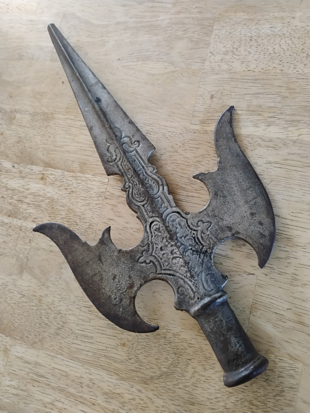 ANTIQUE EUROPEAN HALBERD 19th C. VICTORIAN CAST POLEARM RARE DESIGN ANTIQUE EUROPEAN HALBERD 19th C. VICTORIAN CAST POLEARM RARE DESIGN
