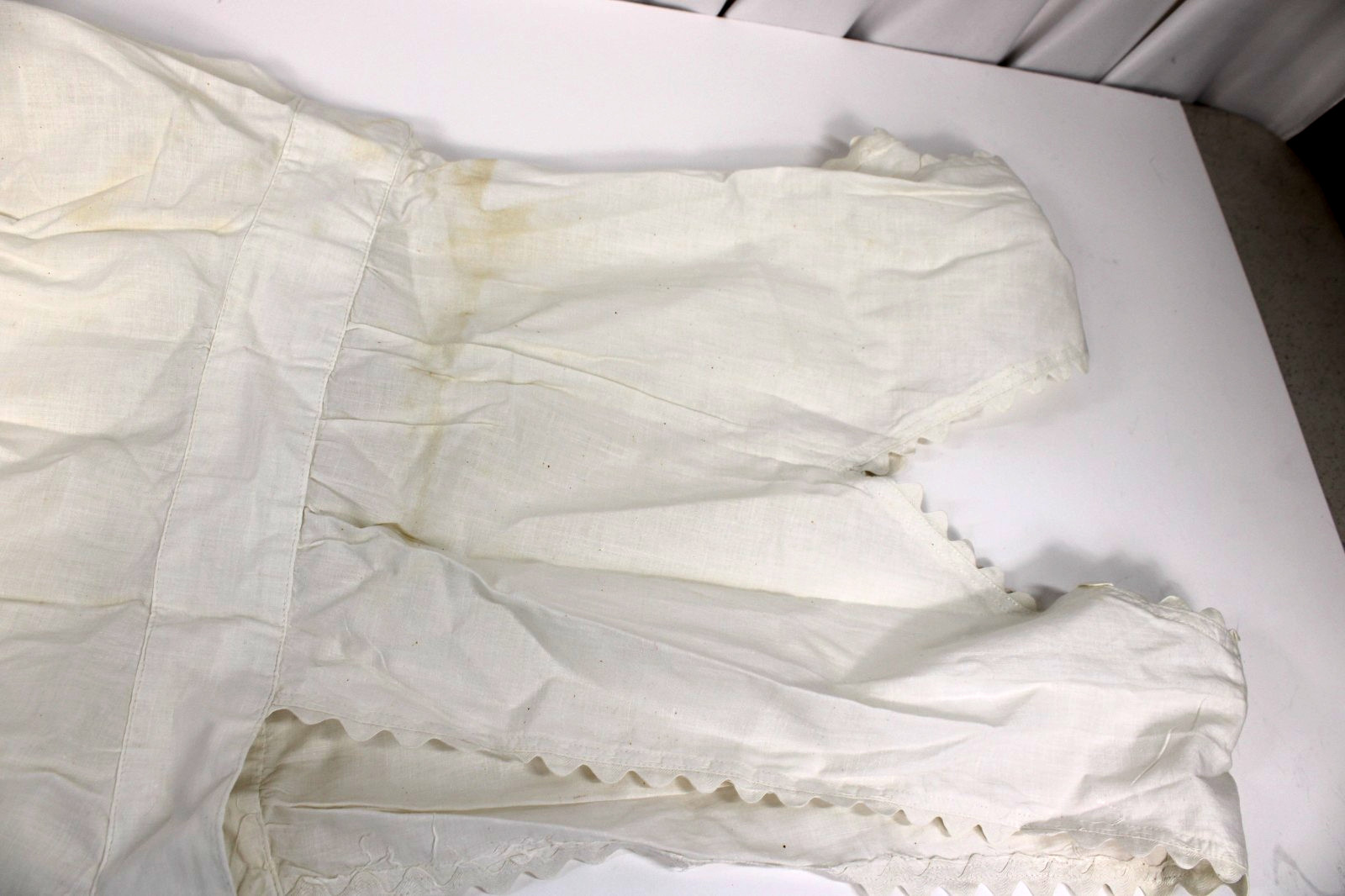 1920’S EMBROIDERED WHITE ORGANDY APRON W SHOULDER STRAPS + TIES