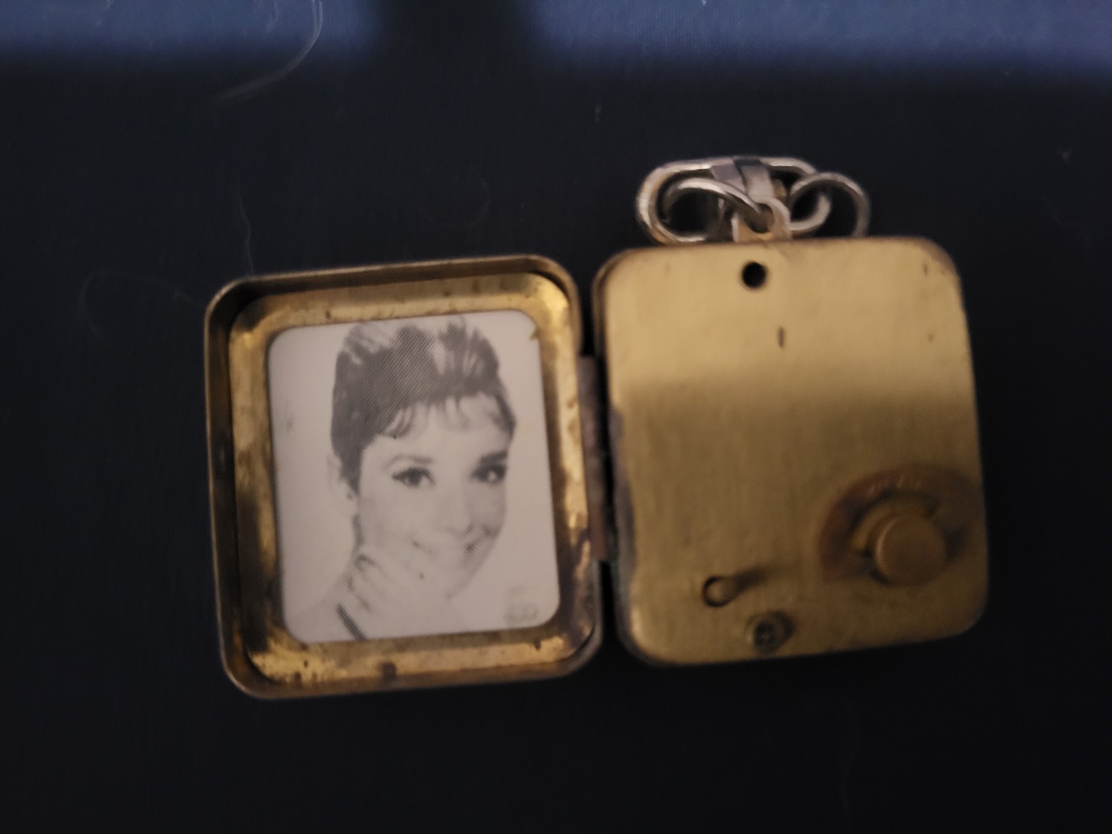 VTG Sankyo Musical Locket Keychain San Francisco Music Box Co. Works Plays Music