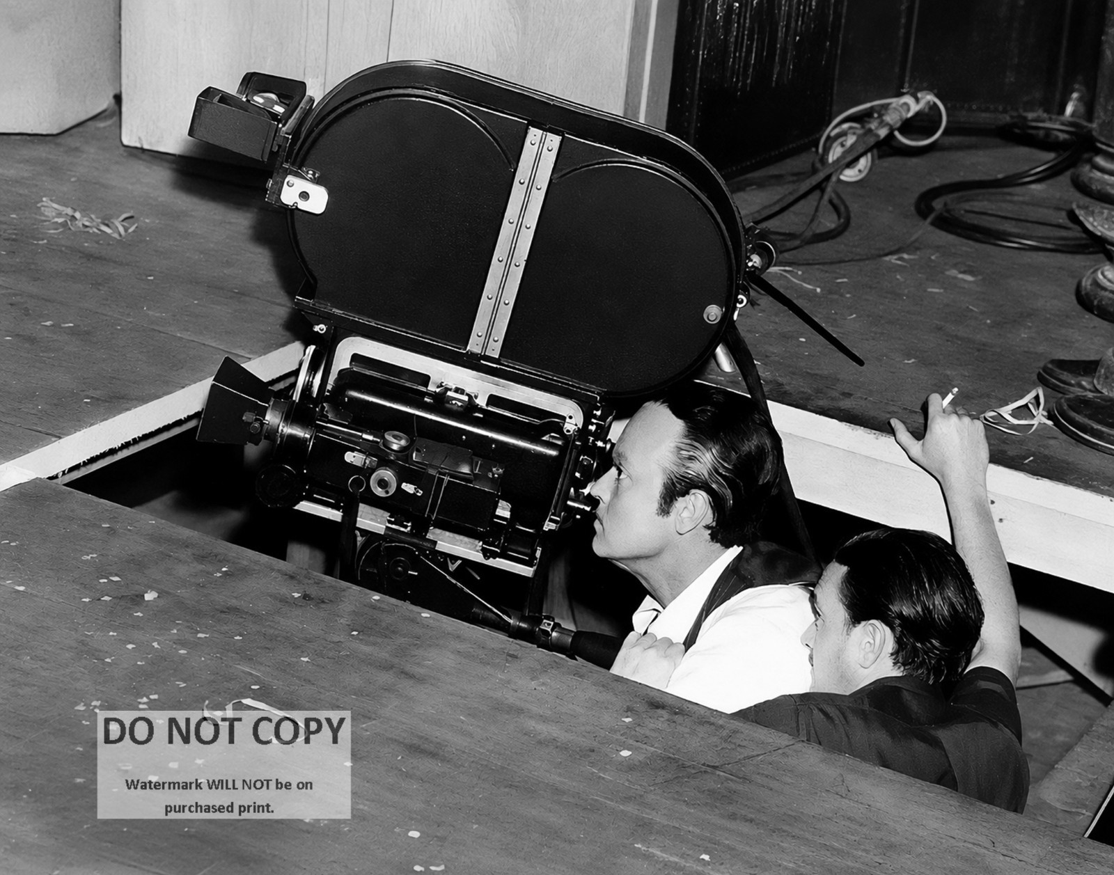 11X14 PHOTO - ORSON WELLES & GREGG TOLAND DURING \