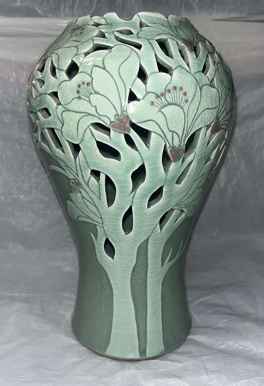 Vintage Korean Celadon Openwork Magnolia Vase - Signed Tong-Min 10