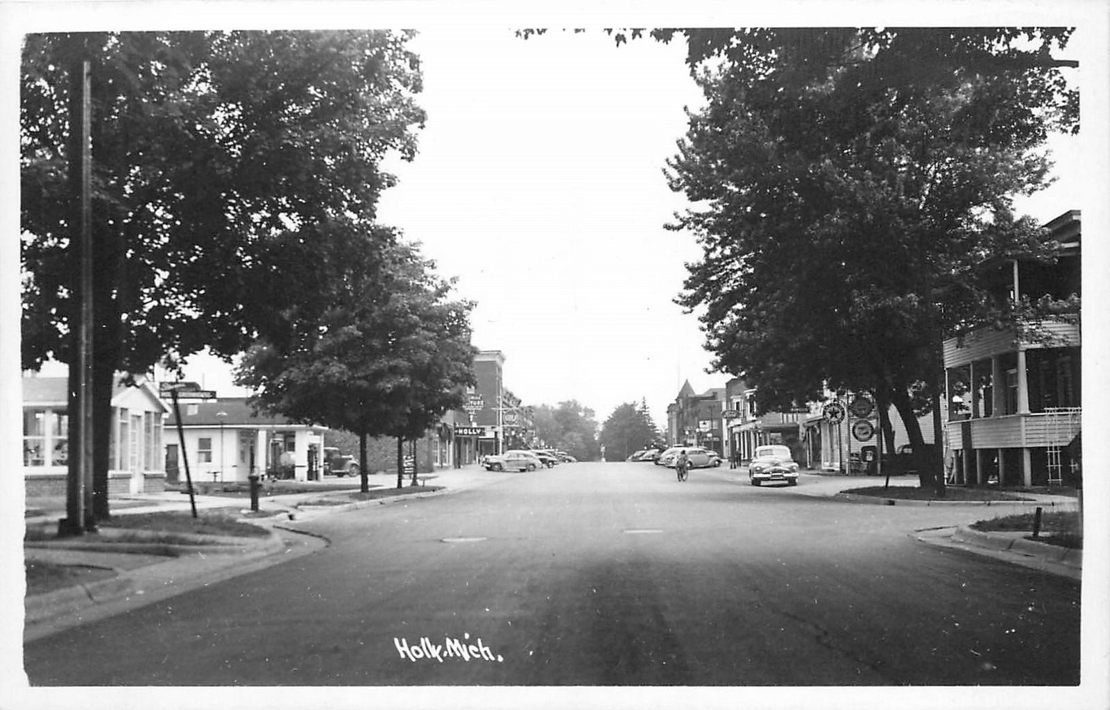 1940s Holly Michigan gas pumps station autos Street Scene RPPC Postcard 25-10193