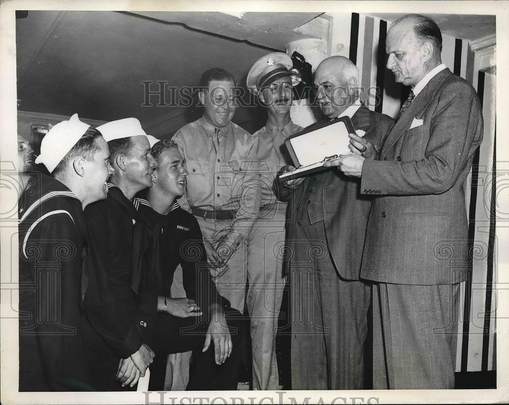 1943 Press Photo Brock Pemberton receives a key to San Francisco in NYC canteen