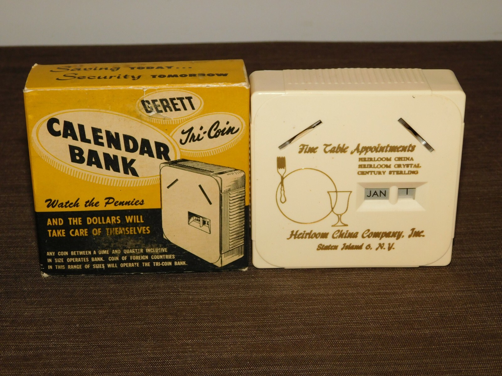 VINTAGE GERETT HEIRLOOM CHINA CO STATEN ISLAND NY TRI-COIN CALENDAR BANK IN BOX VINTAGE GERETT HEIRLOOM CHINA CO STATEN ISLAND NY TRI-COIN CALENDAR BANK IN BOX