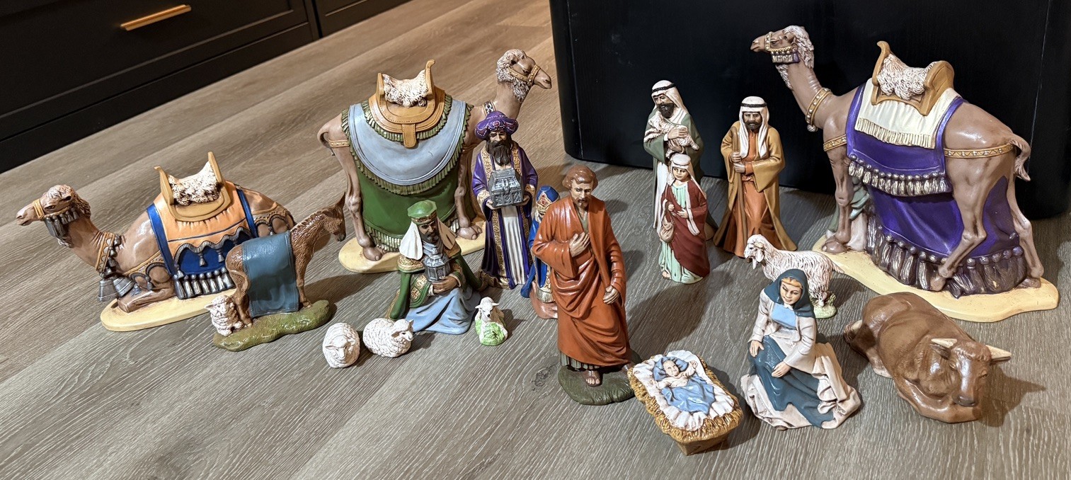 HOLLAND MOLD?  18 Pc Vintage Ceramic Nativity Set Christmas Hand Painted signed 