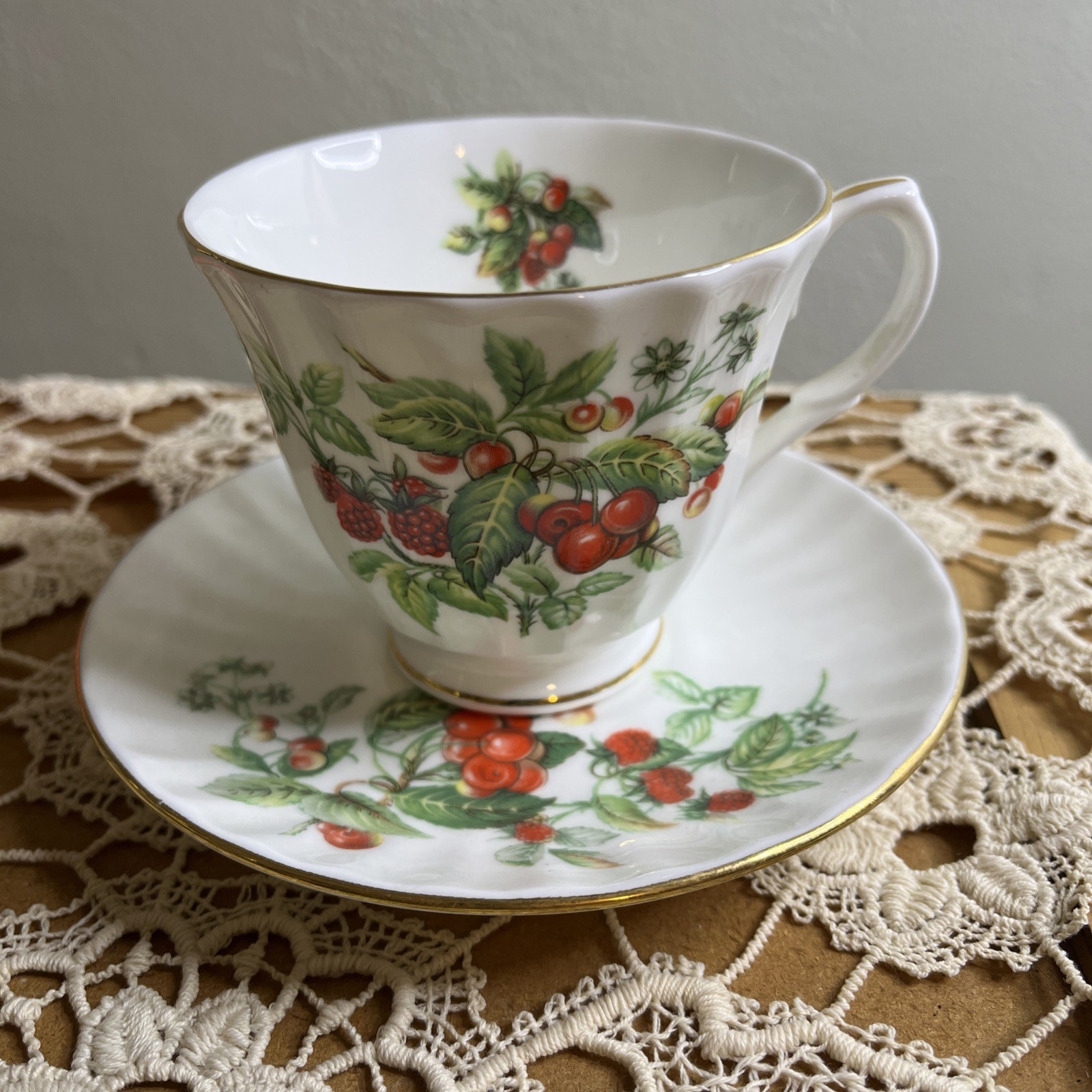 DUCHESS Fine Bone China England Raspberries & Cherries Teacup & Saucer Beautiful