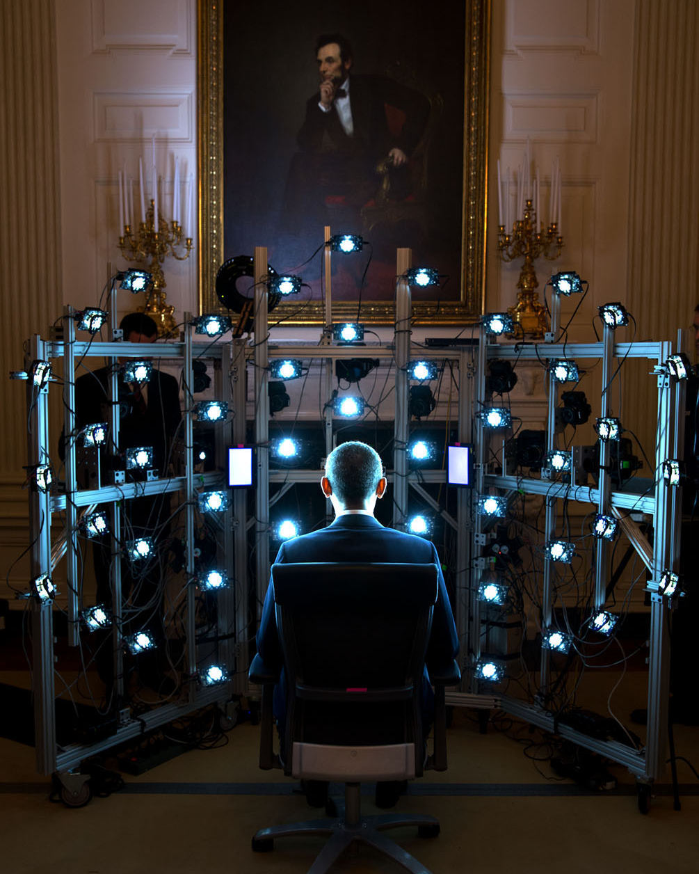BARACK OBAMA SITS FOR A 3-D PORTRAIT IN 2014 - 8X10 PHOTO (ZZ-514)