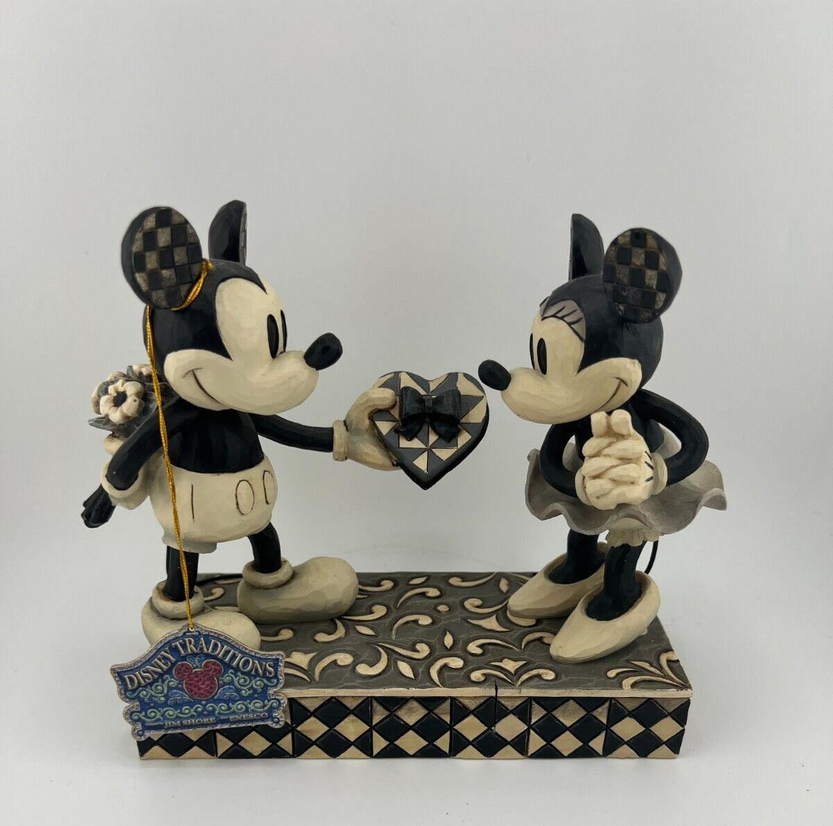 Walt Disney Traditions Enesco Jim Shore Mickey & Minnie Figurine Real Sweetheart