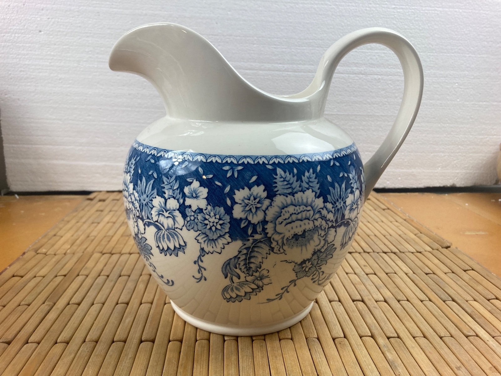 Mason\'s Crabtree & Evelyn Large Ceramic PITCHER London Blue & White Roses 8 3/8\