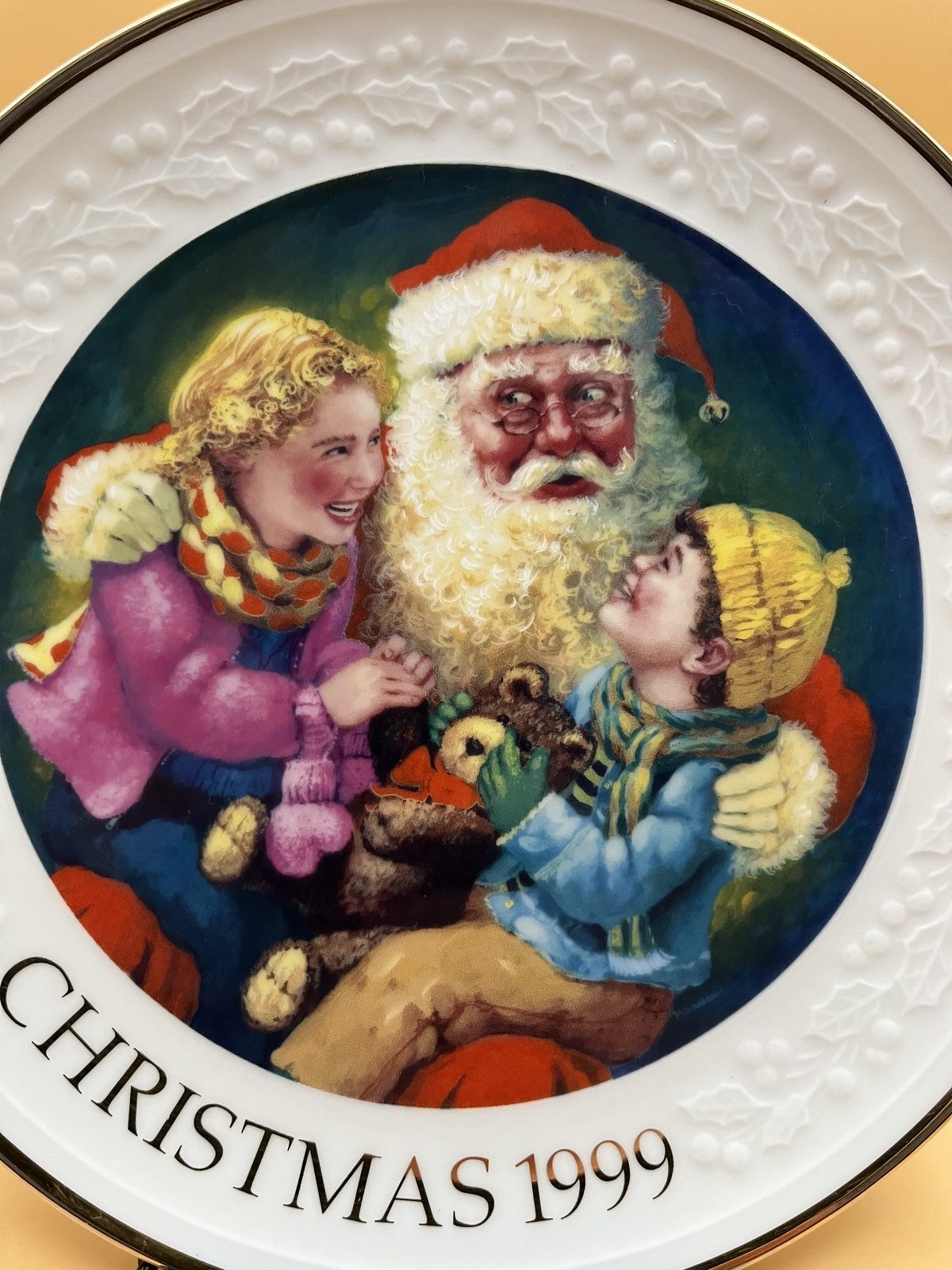 Avon 1999 Christmas Plate Santa\'s Tender Moment Robert Sauber 22K Gold 8in