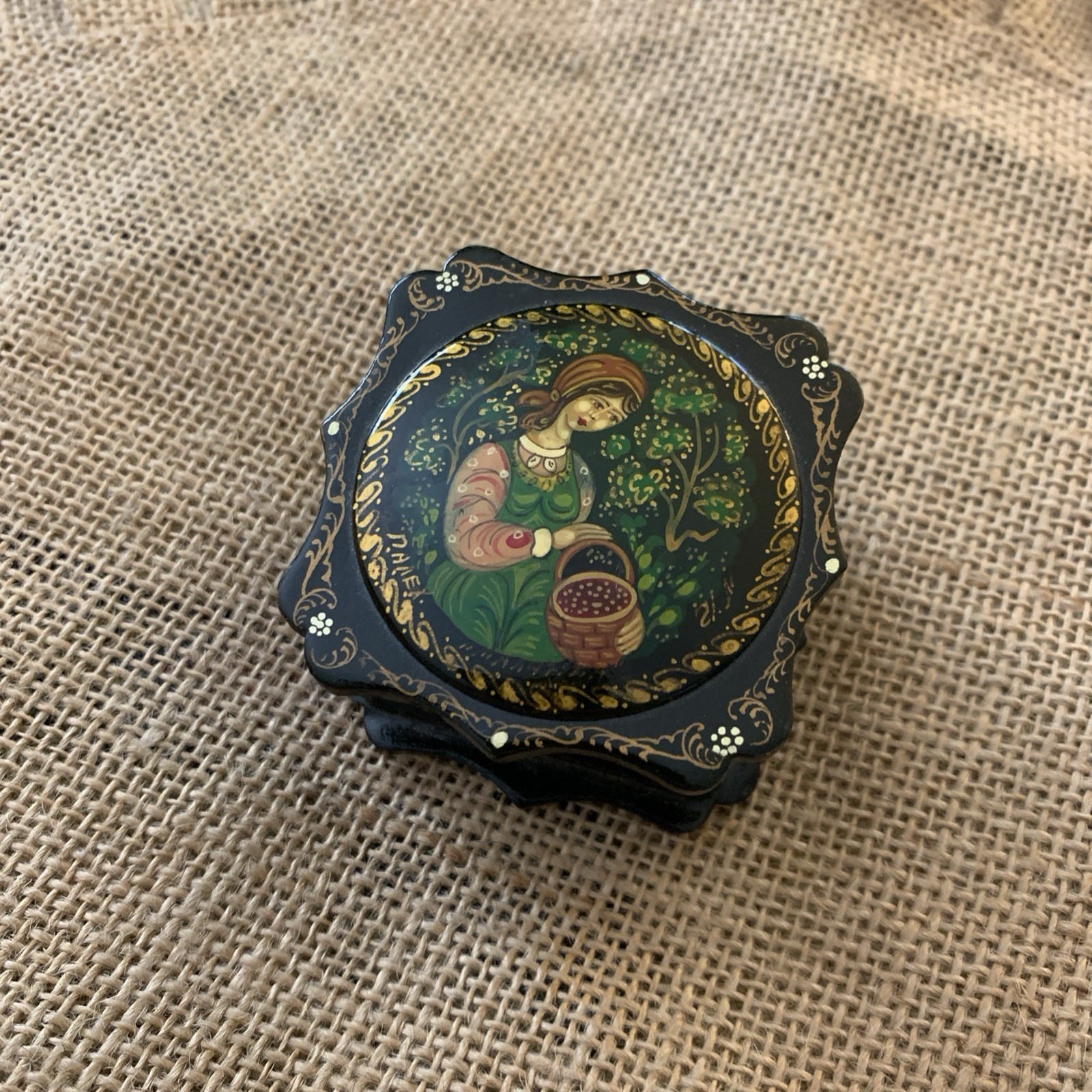 RUSSIAN KHOLUI LACQUER BOX HAND PAINTED VINTAGE  \