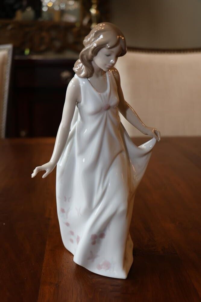 Lladro Porcelain - Wonderful Mother #6975 - Brand New - Retail Value $350 - $419