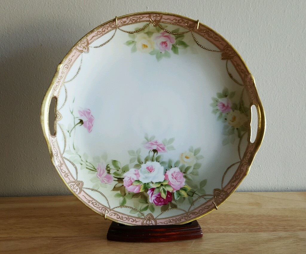 RARE NIPPON GOLD GILT HAND PAINTED ROSES PLATE w/ WALL MOUNT HARDWARE