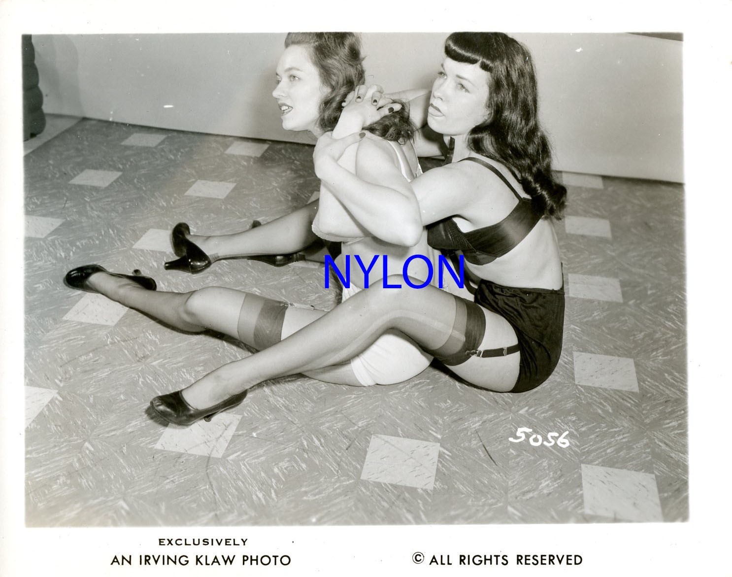 RARE BETTIE PAGE AND JUNE KING VINTAGE 1950's 4 x 5 PHOTO BY IRVING KLAW