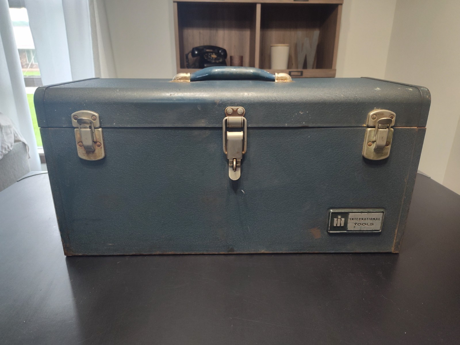 INTERNATIONAL HARVESTER INTERNATIONAL TOOLS IH TOOL BOX