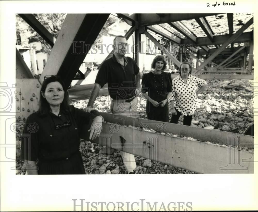 1994 Press Photo Coliseum Square Association members On Camp Street At On Ramp