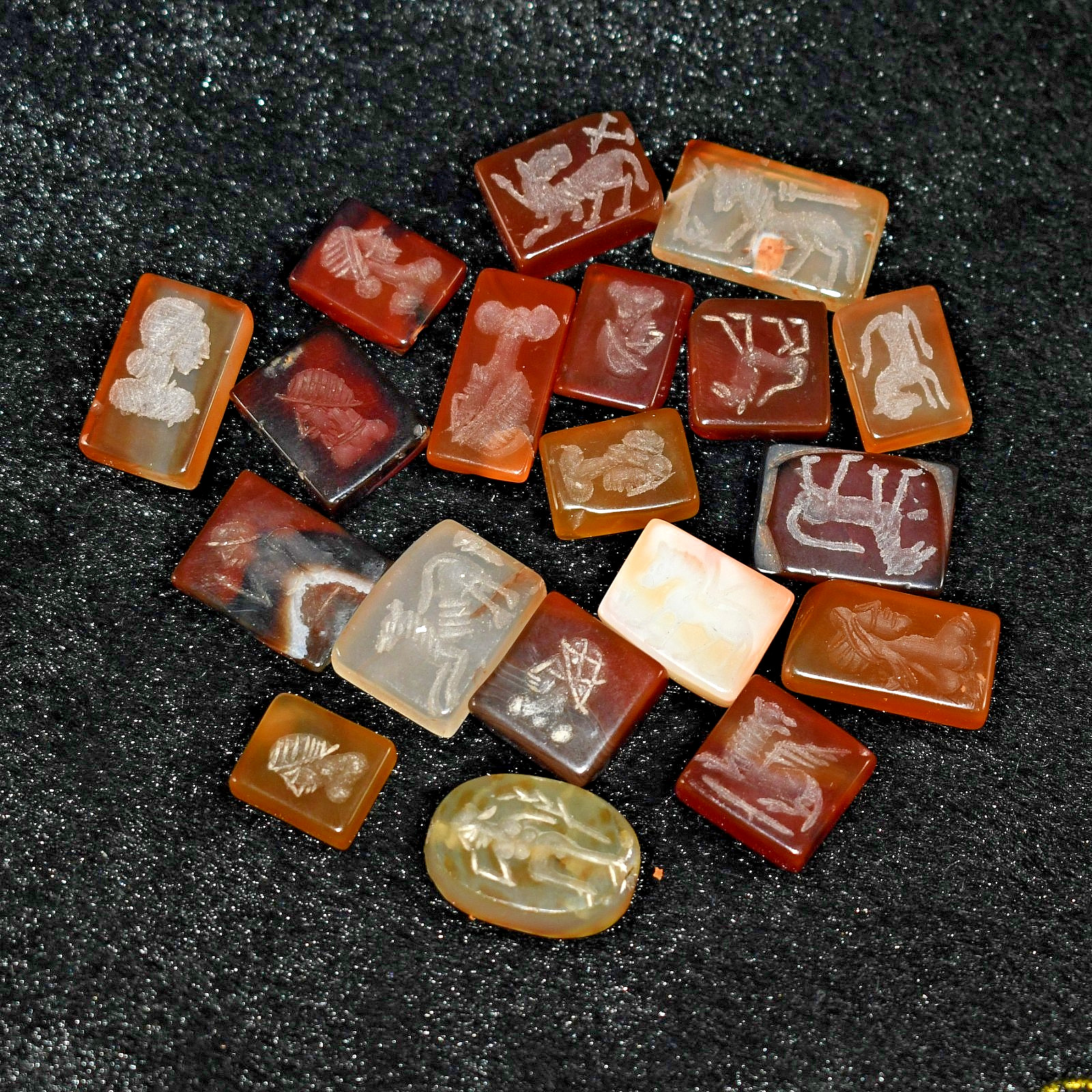 20 Antique Near Eastern Carnelian Intaglio Seal Lot in good Condition