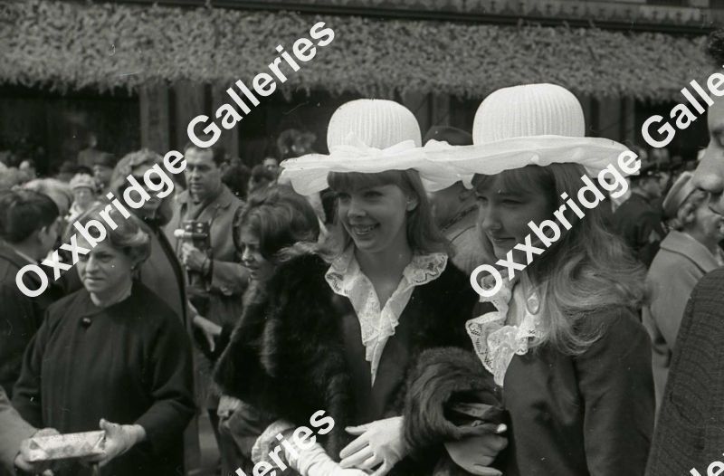 EASTER DAY PARADE AND BONNET FESTIVAL Ladies Hat Design PHOTO New York 1960