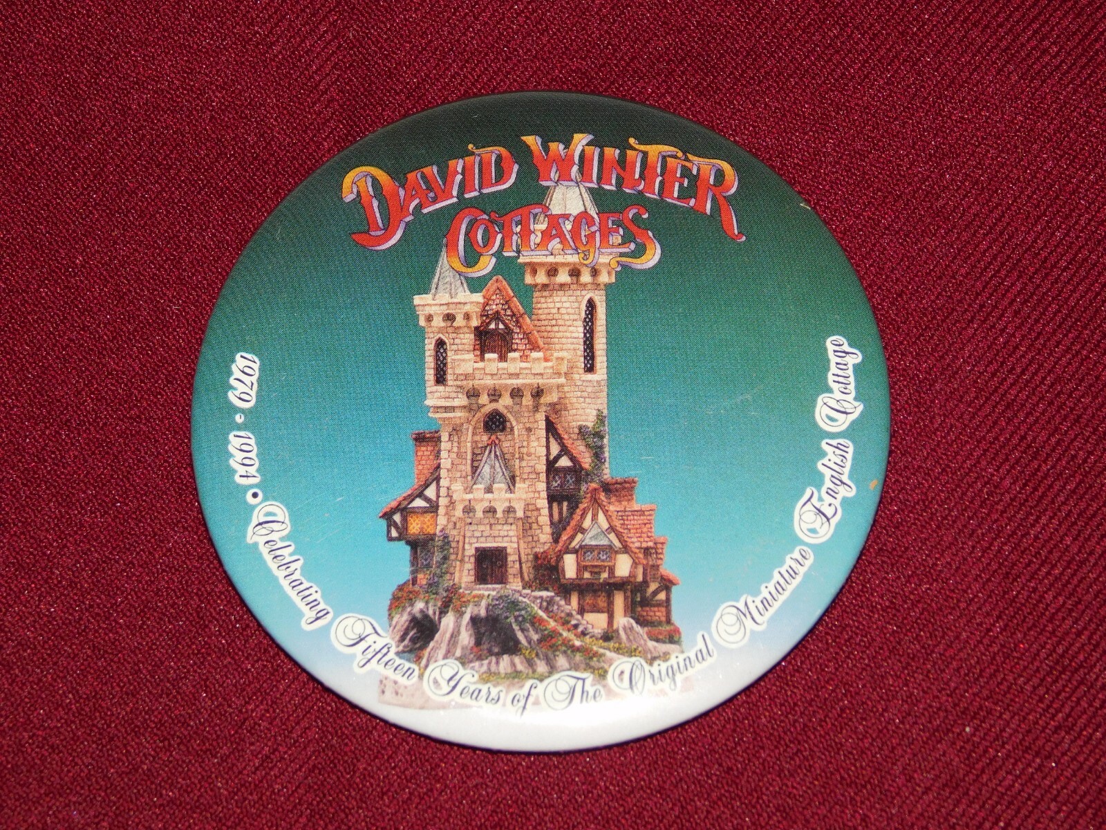 VINTAGE PIN BACK BUTTON DAVID WINTER COTTAGES 1979-1994