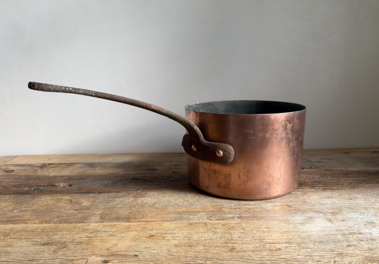Large Heavy Antique Copper Pan with Beveled Edges and Dovetail - 26.5cm