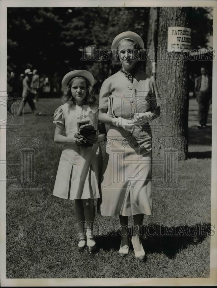1936 Press Photo Mrs Earl Sande wife of jockey & daughter Jacqueline at track