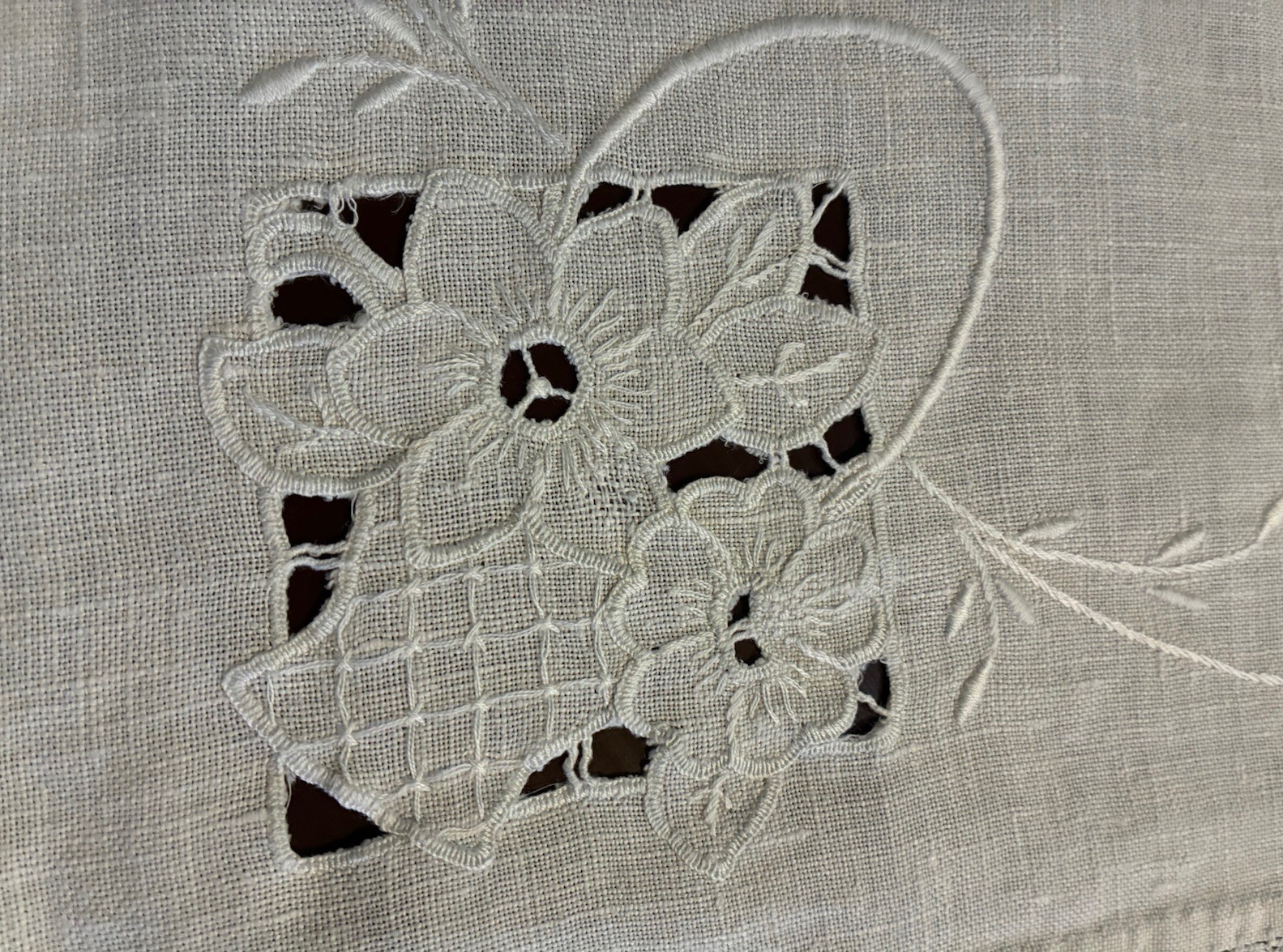 Vtg Hand Embroidered Linen Tea Cloth 24” Square Flower Basket Motif Cutwork EUC