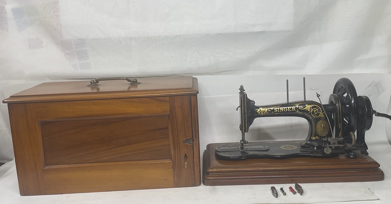 Antique 1884 Singer 12K Fiddle Base Sewing Machine w/ Orig Case, Key & Shuttles