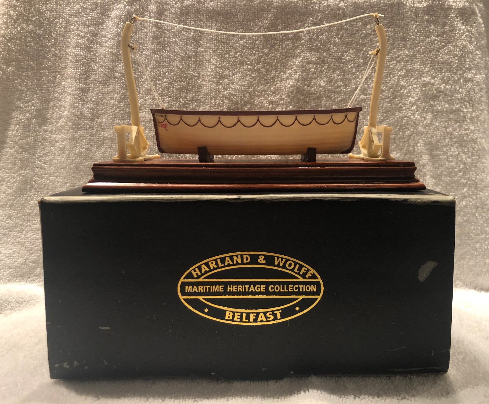 TITANIC..HARLAND & WOLFF LIFEBOAT MODEL PART OF THE MARITIME HERITAGE COLLECTION TITANIC..HARLAND & WOLFF LIFEBOAT MODEL PART OF THE MARITIME HERITAGE COLLECTION