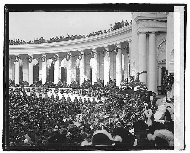 Photo:Burial of Unknown Soldier 1921 crowd at cemetery ceremony