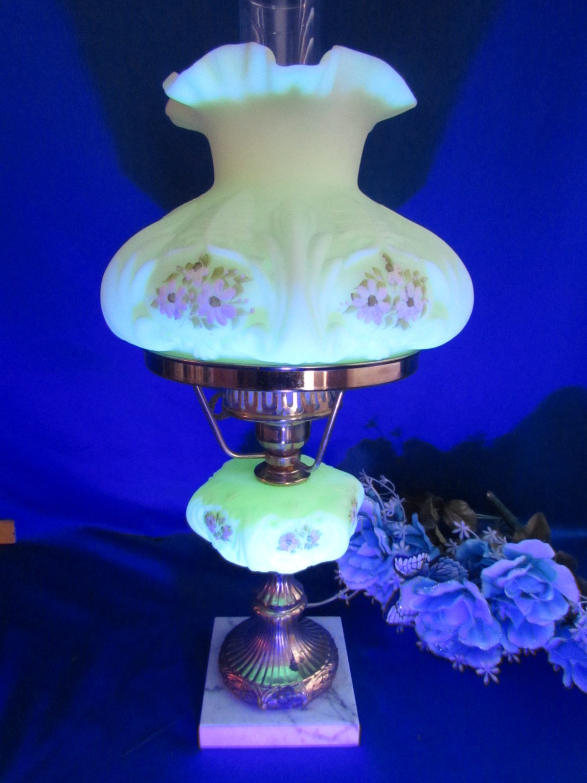 FENTON CUSTARD URANIUM GLASS HAND-PAINTED DAISIES LAMP SIGNED ARTIST 19.5
