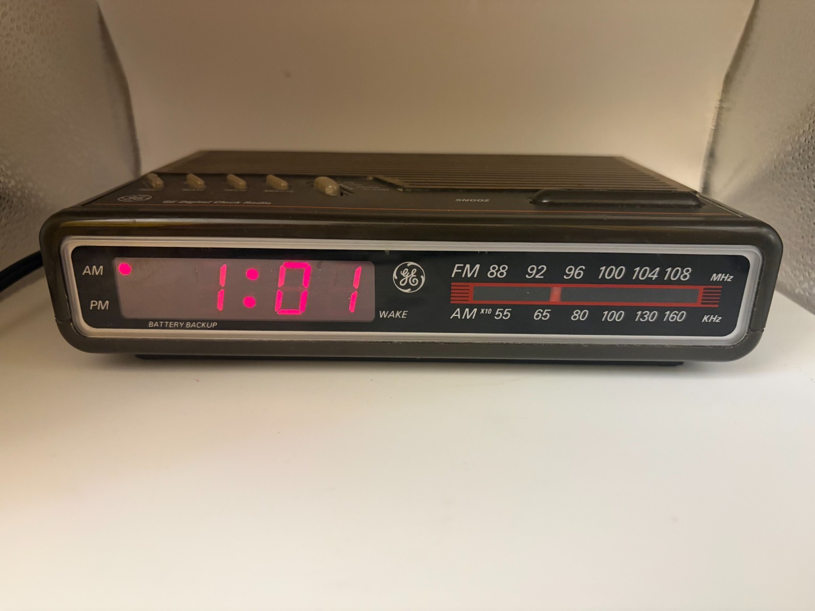 Vintage GE Electric Digital Radio Alarm Clock Woodgrain Finish Model 7-4612A