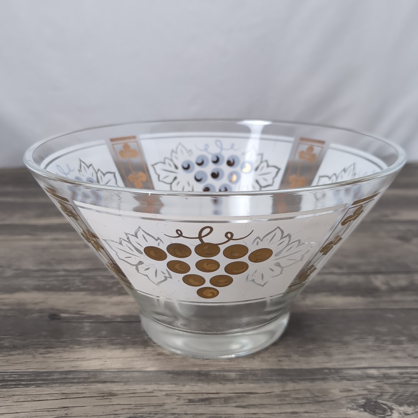 Vintage Anchor Hocking Glass Chip Bowl Gold & White Grapes Leaf Design 10.5\