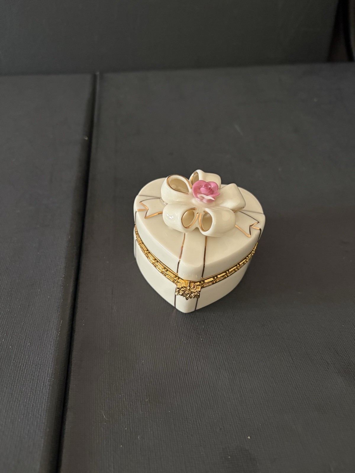 Lenox Treasures of the Heart Exclusive Edition Porcelain Hinged, No Trinket.