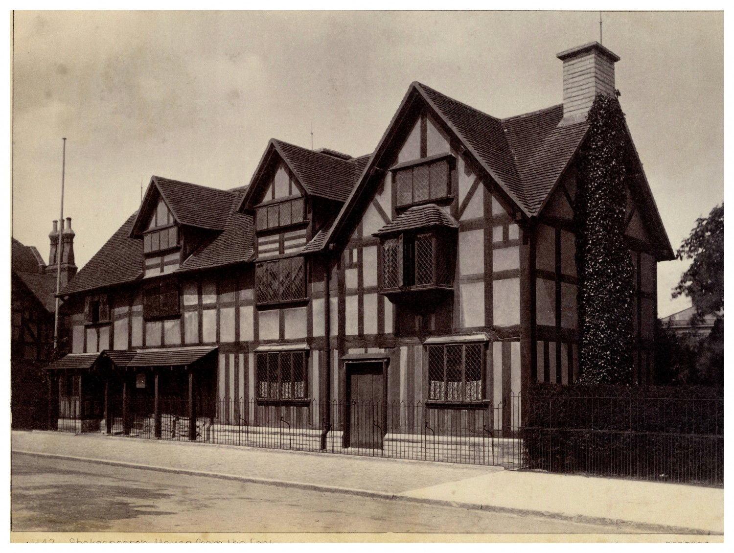 England, Stratford on Avon, Shakespeare's House, House from the East, Photo. Bed England, Stratford on Avon, Shakespeare's House, House from the East, Photo. Bed