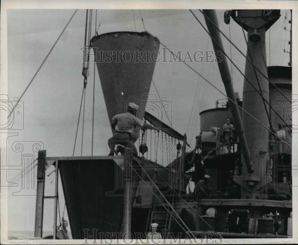 1958 Press Photo re-entry nose-cone of the Jupiter IRBM recovered, on board ship 1958 Press Photo re-entry nose-cone of the Jupiter IRBM recovered, on board ship