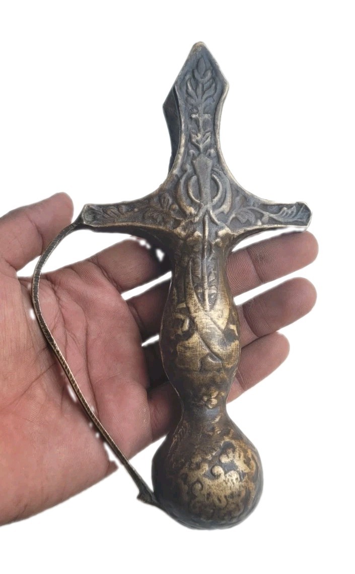 RARE VINTAGE ROYAL BRASS SWORD HILT MUT COLLECTABLE