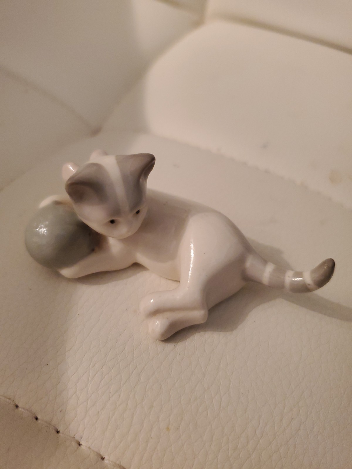 Vintage Metzler & Ortloff porcelain kitten 1930s German figurine signed bottom