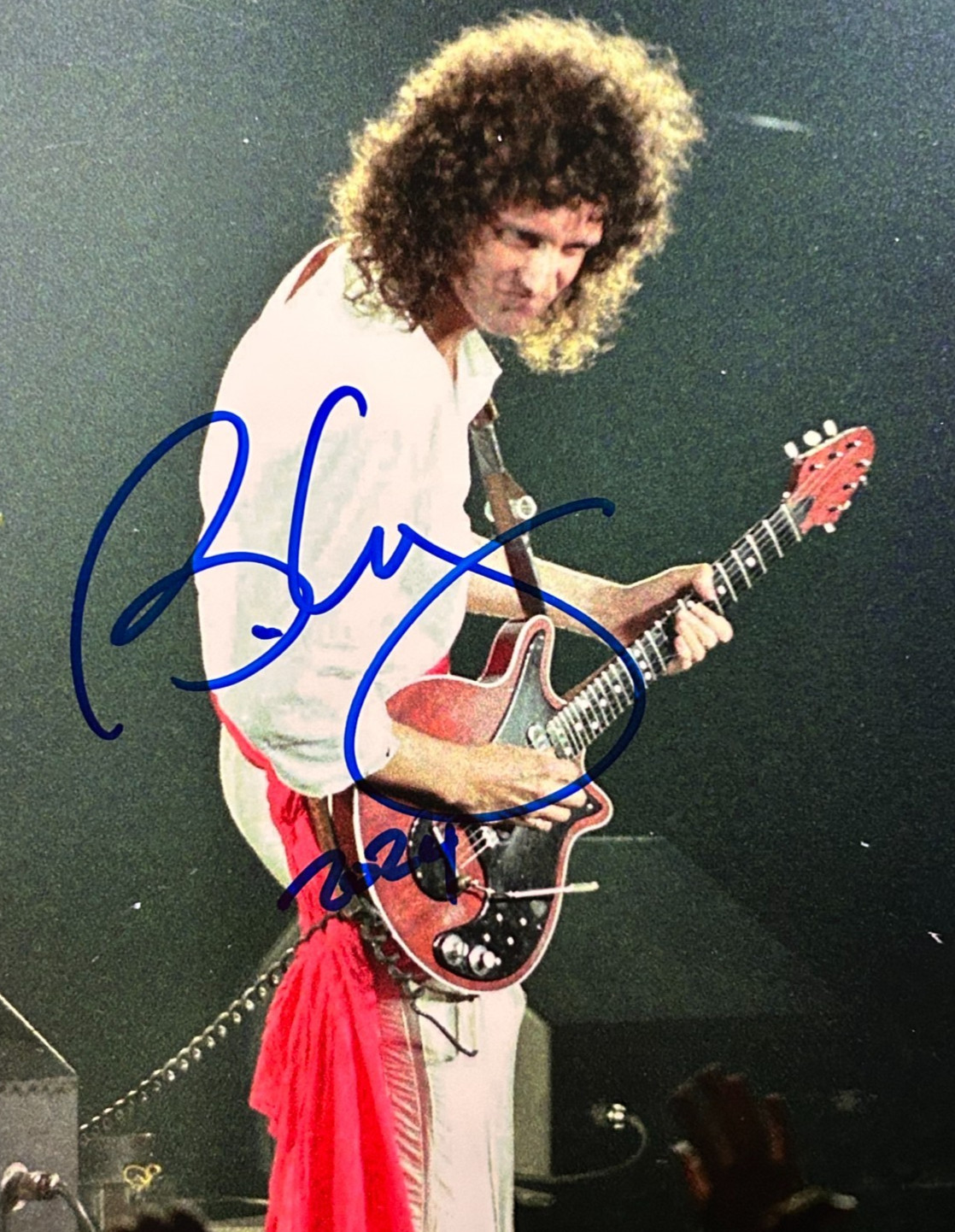 BRIAN MAY (QUEEN)  Signed 8x10\
