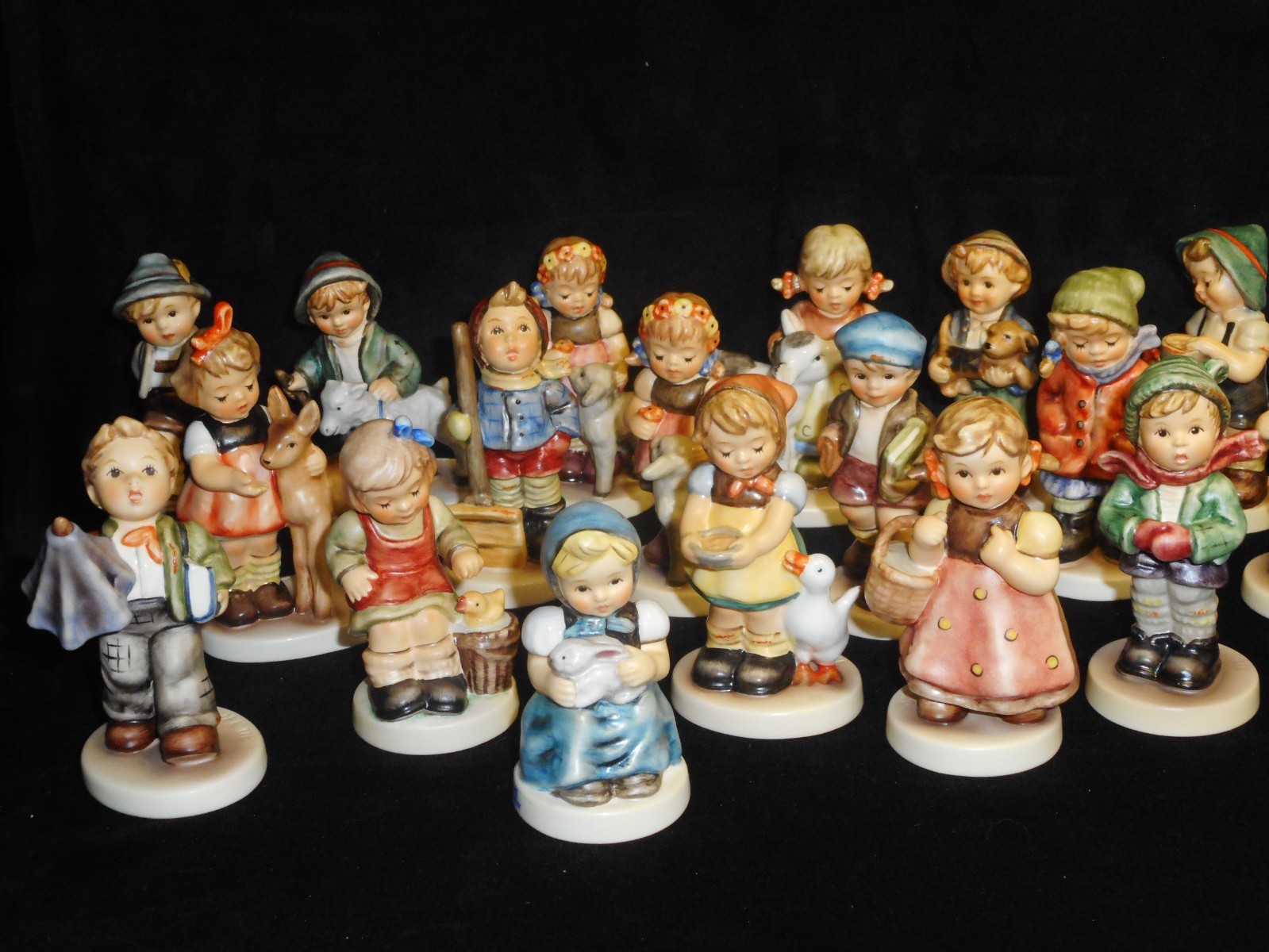LOT OF 23 RARE HUMMEL FIGURINES 2236 SLEIGH RIDE 2231 907 2228 2035 4/0 2036 4/0