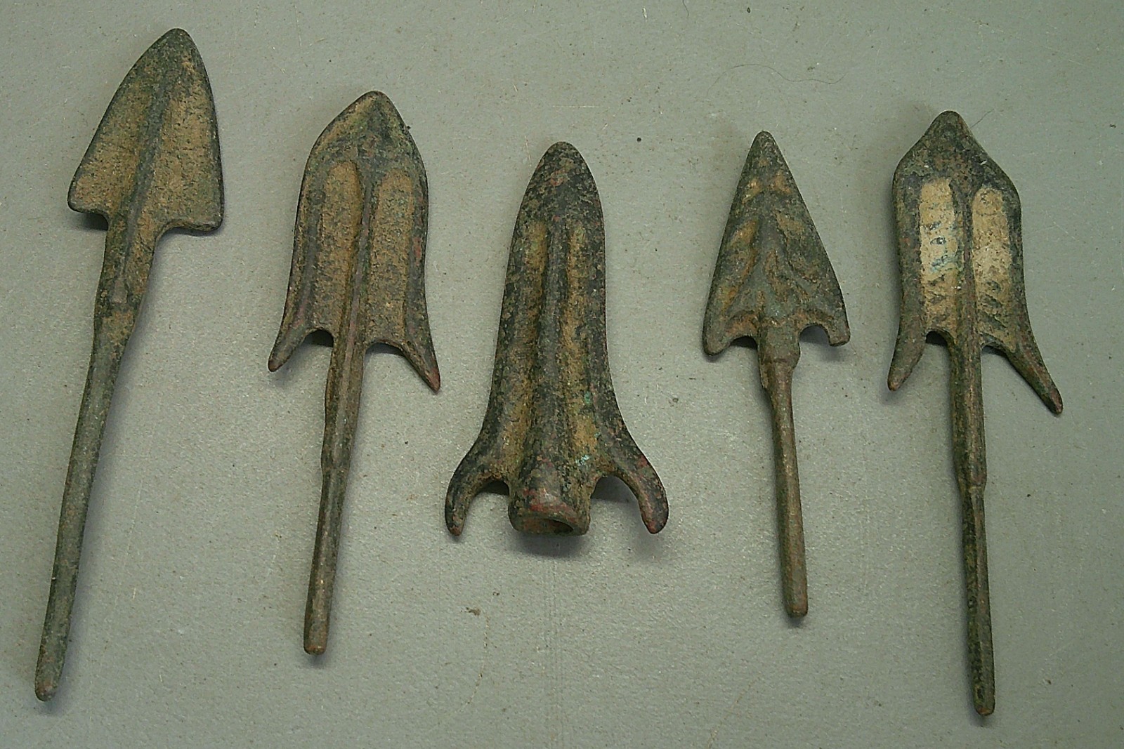 ANCIENT VIKING BRONZE ARROWHEADS LOT OF 5 SUPERB BATTLE RELICS CA 1050AD ANCIENT VIKING BRONZE ARROWHEADS LOT OF 5 SUPERB BATTLE RELICS CA 1050AD