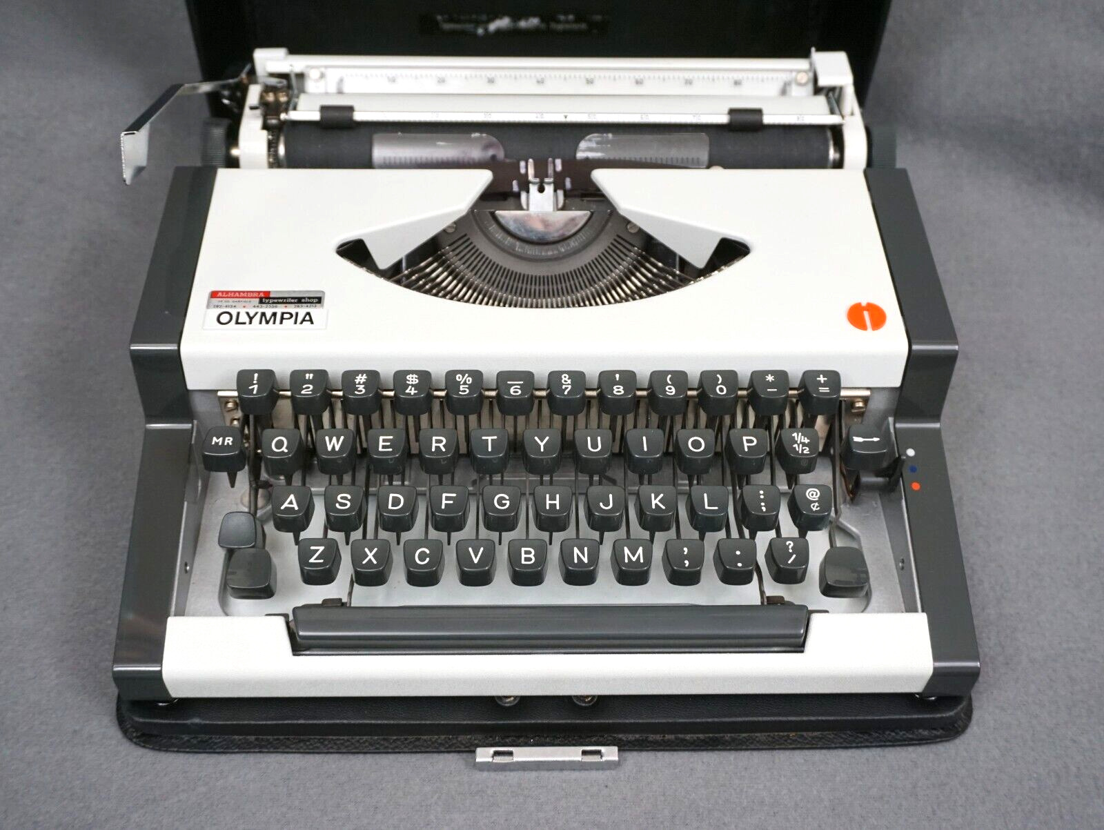 + VTG *RARE* 1975/6 Olympia Traveller de Luxe Typewriter w/Case - NEAR MINT +