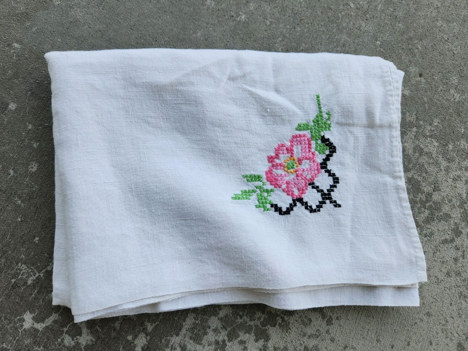 Vtg Rect Tablecloth Hand Embroidered Cross Stitch Rose Floral Linen 50x36\ Vtg Rect Tablecloth Hand Embroidered Cross Stitch Rose Floral Linen 50x36\