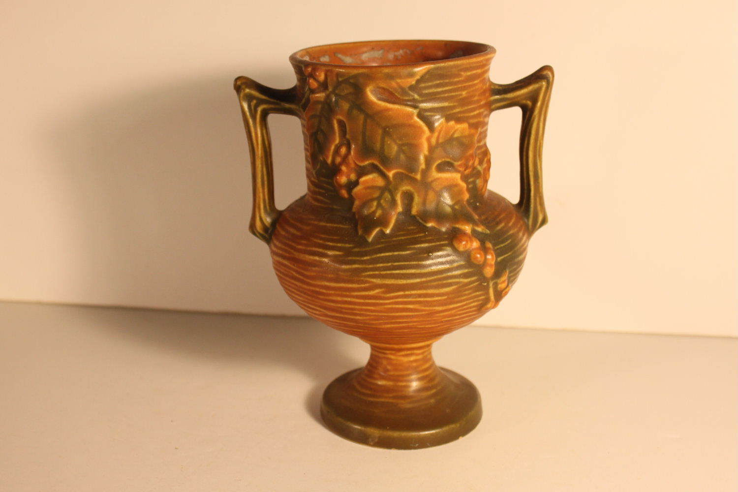 Roseville Pottery Bushberry Rust/Green Double Handle Vase - 156-6\ Roseville Pottery Bushberry Rust/Green Double Handle Vase - 156-6\