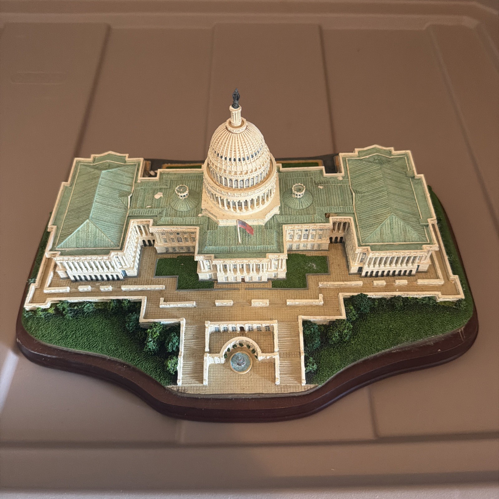 The Danbury Mint U.S. Capitol Great Buildings Sculpture 8 x 11\