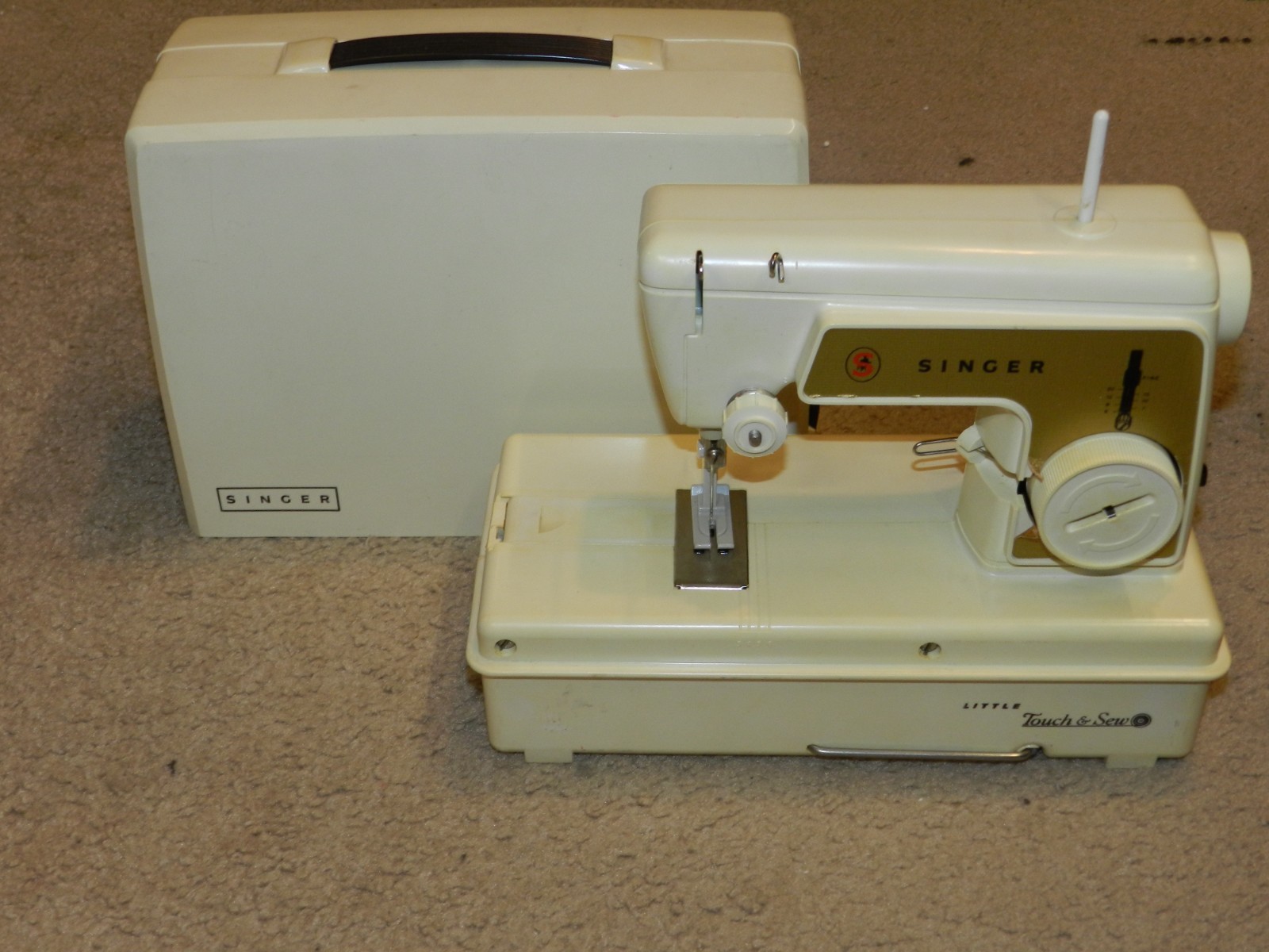 Singer Sewing Machine Little Touch & Sew Model 67A23 TESTED & WORKS