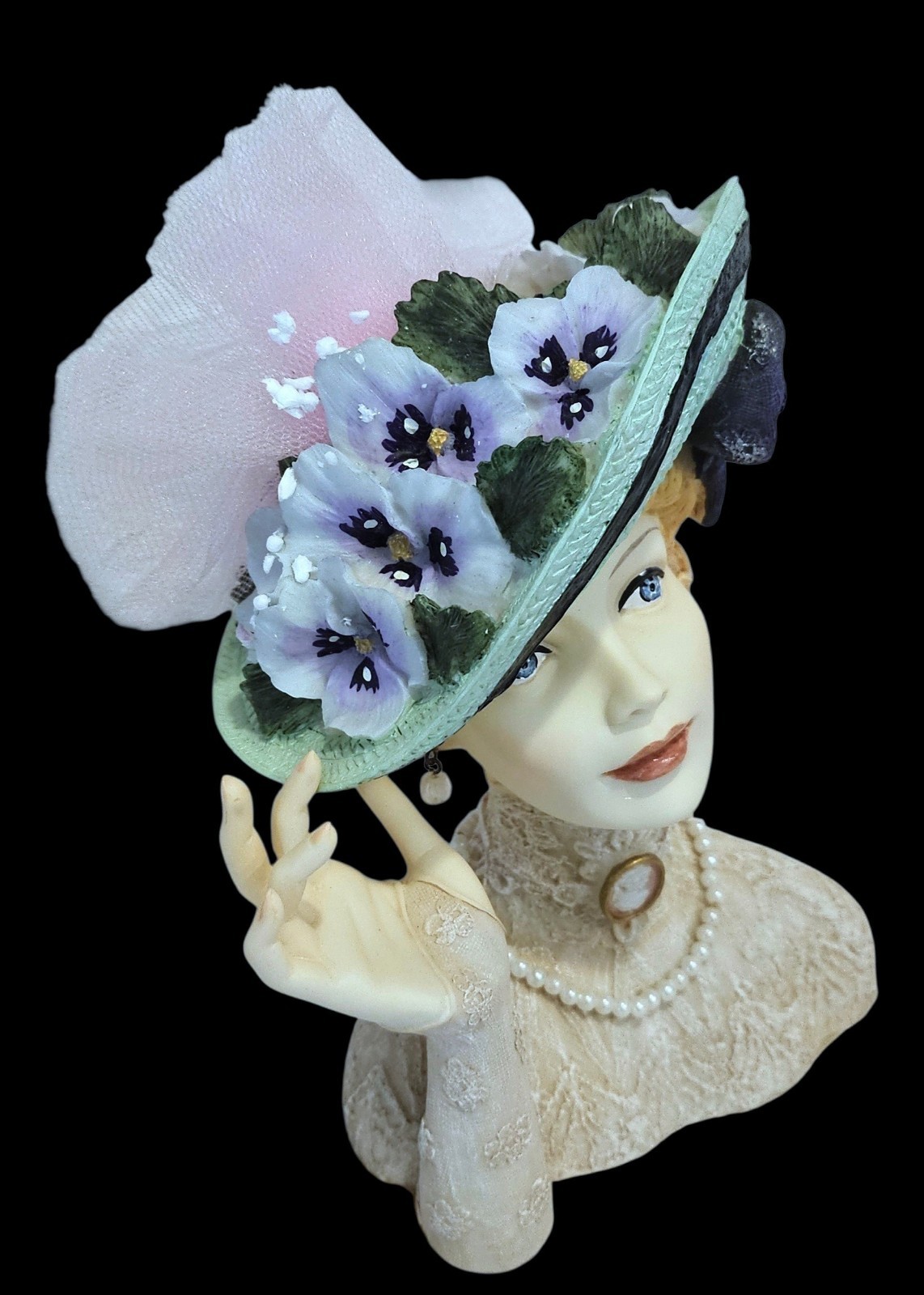 CAMEO GIRLS HEAD VASE    \