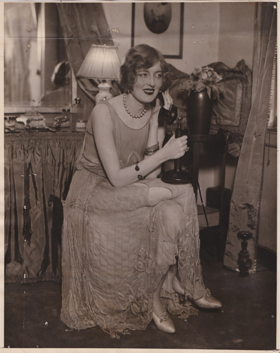 1923 Press Photo Actress Peggy Hopkins Joyce Models Bobbed Hair at Broadway