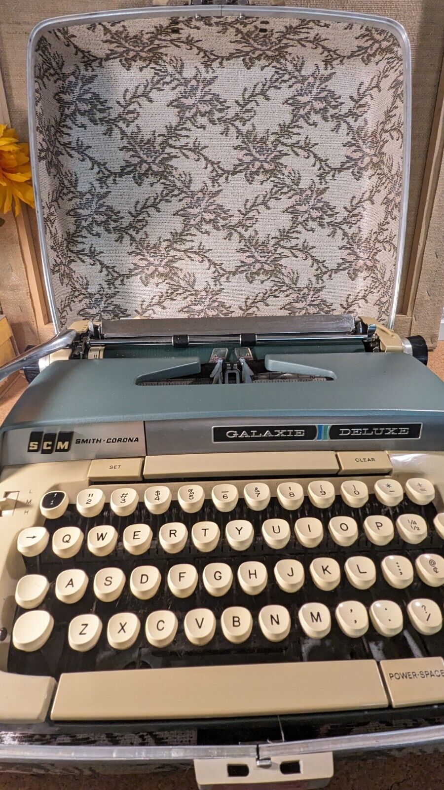 Vintage Smith-Corona Galaxie Deluxe Typewriter Blue Jewel Flower Case Very Good