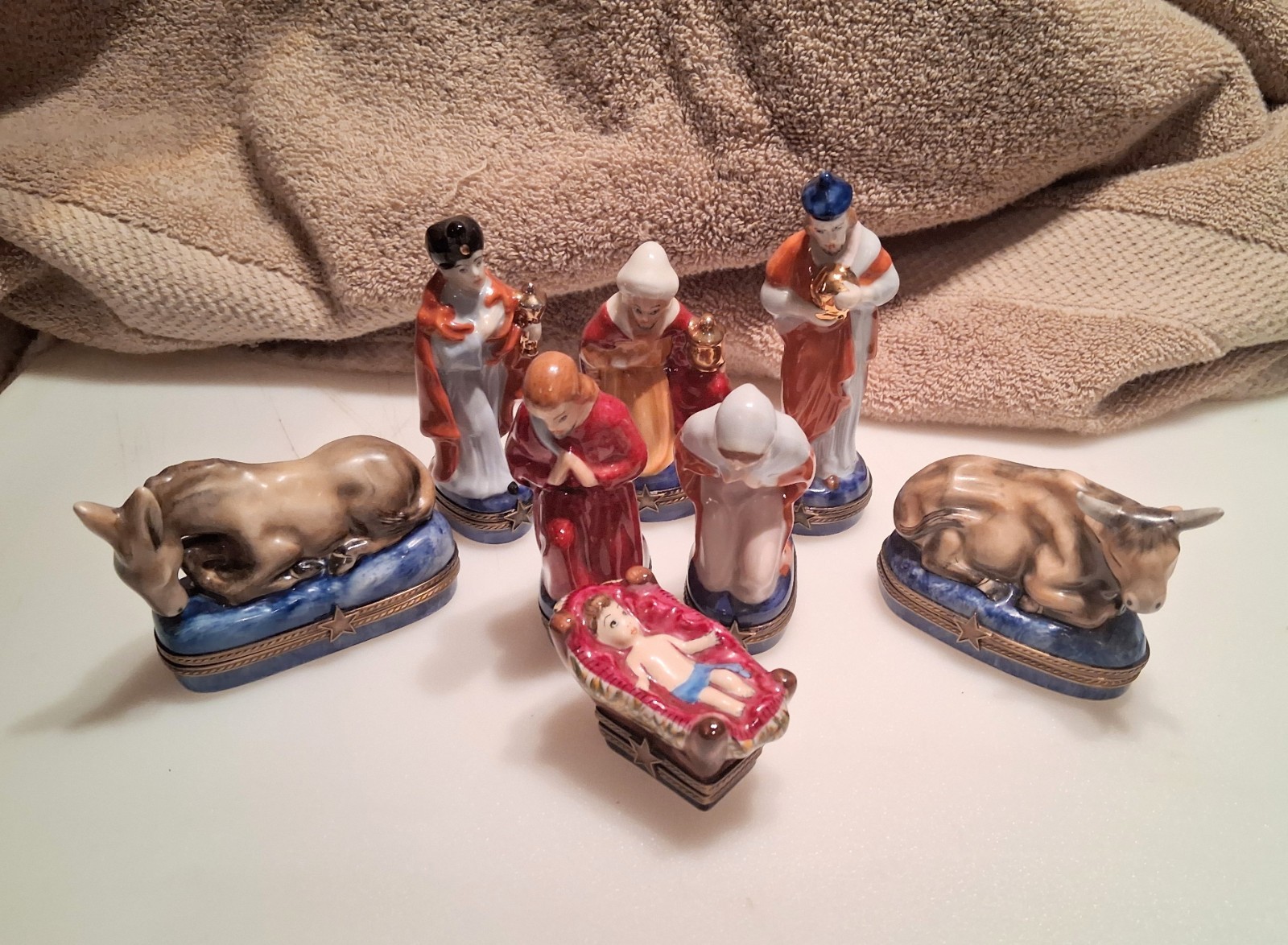 Limoges France Peint Main Porcelain 8 Piece Nativity Set